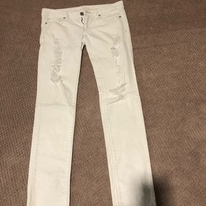 White denim distressed American Eagle skinny jeans